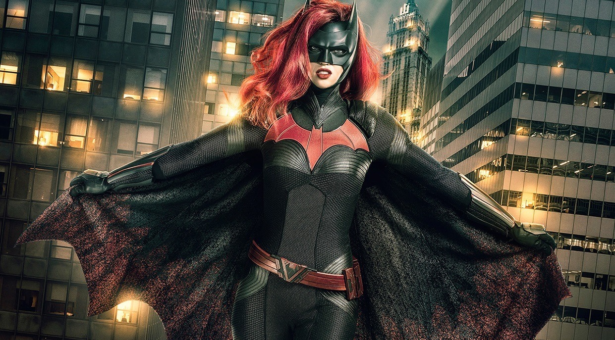Batwoman | Episódio piloto da série contará com filho de Lucius Fox!