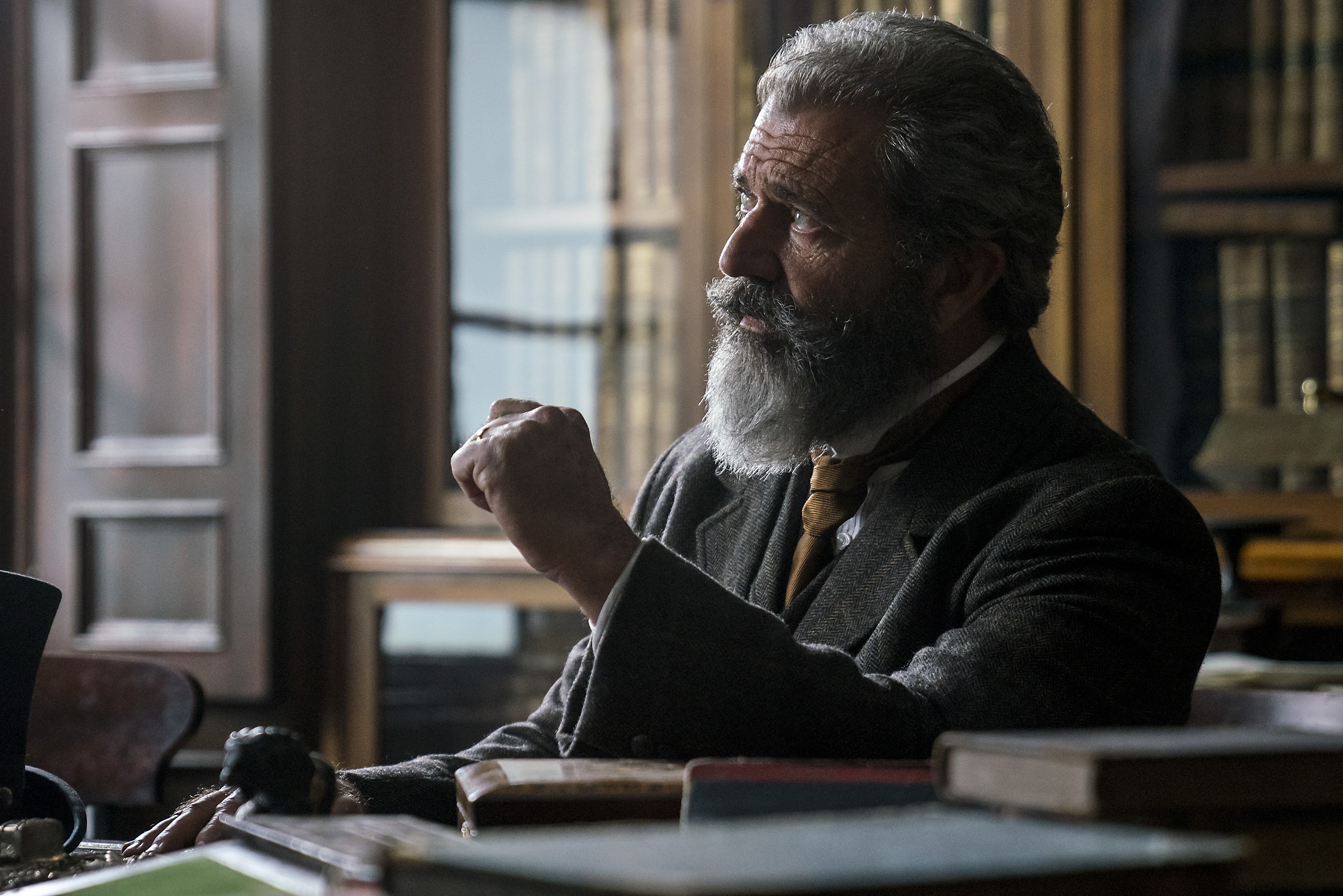 O Gênio e o Louco | Filme que conta a criação do dicionário Oxford estreia em 25 de abril