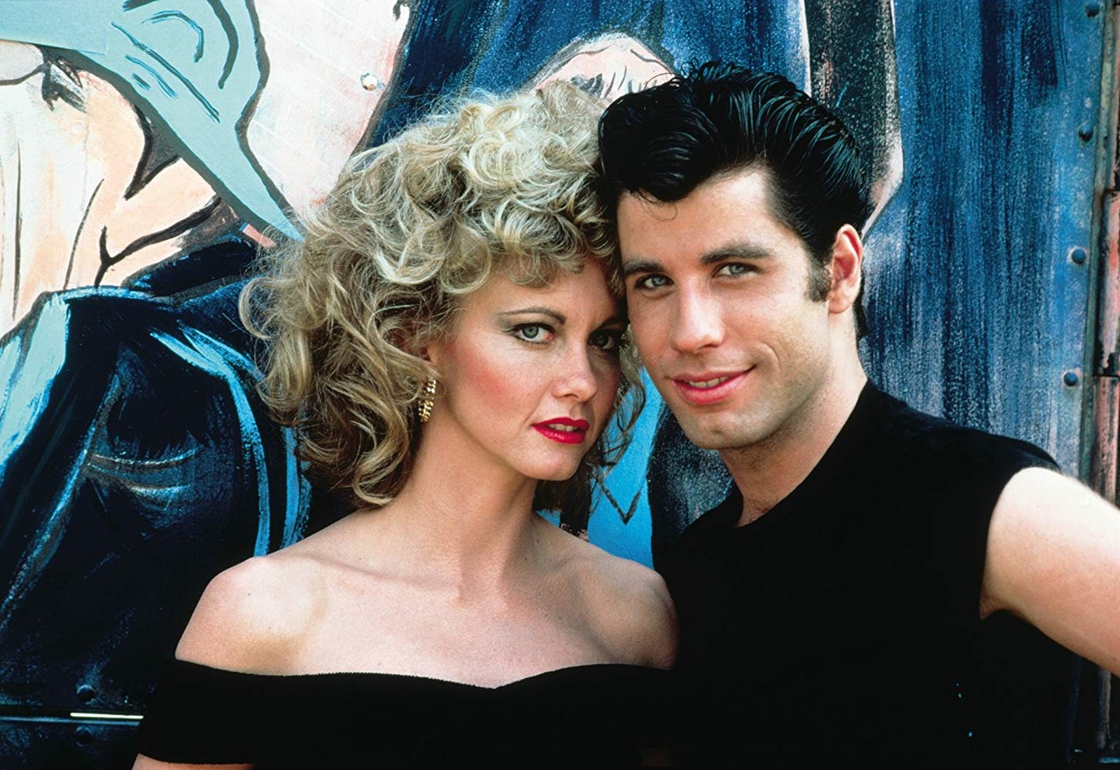 John Travolta e Olivia Newton-John usam figurino do filme Grease: Nos Tempos da Brilhantina durante um evento