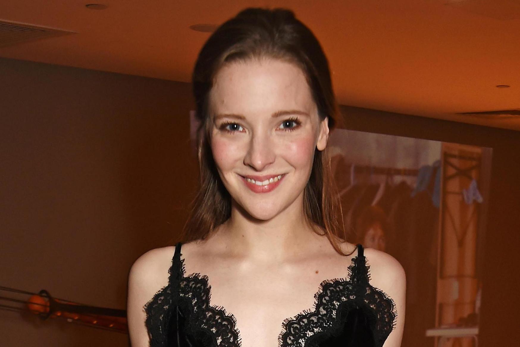 O Senhor dos Anéis | Morfydd Clark será a Galadriel na série!