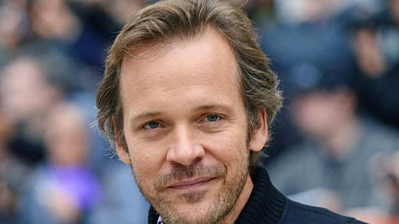 The Batman | Peter Sarsgaard entra o elenco do filme de Matt Reeves