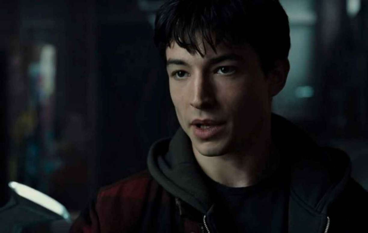 Ezra Miller é filmado derrubando uma fã