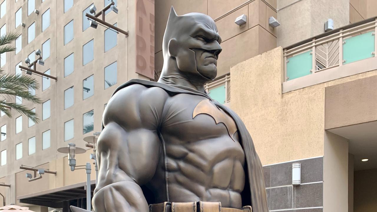 Batman de Jim Lee ganha estátua de bronze em uma cidade da Califórnia