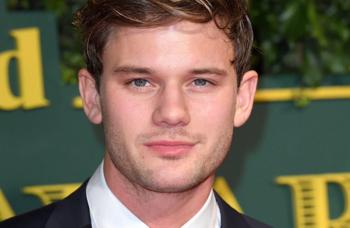 Lanterna Verde | Jeremy Irvine confirma que será Alan Scott na série!