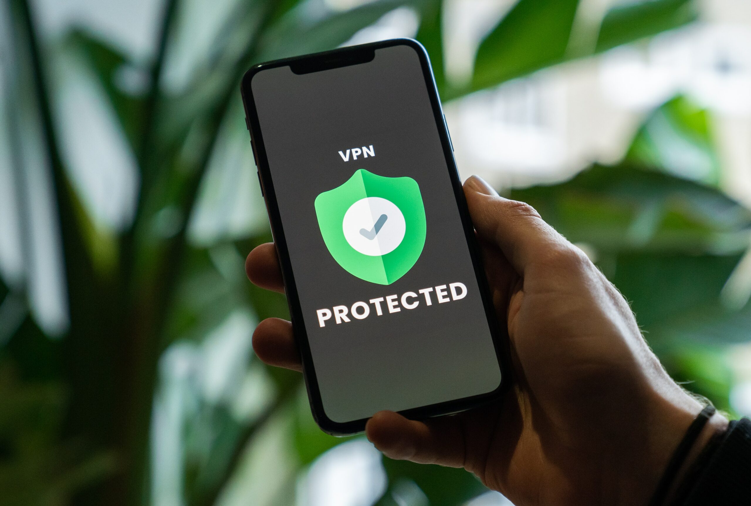 Pessoa segurando celular com VPN