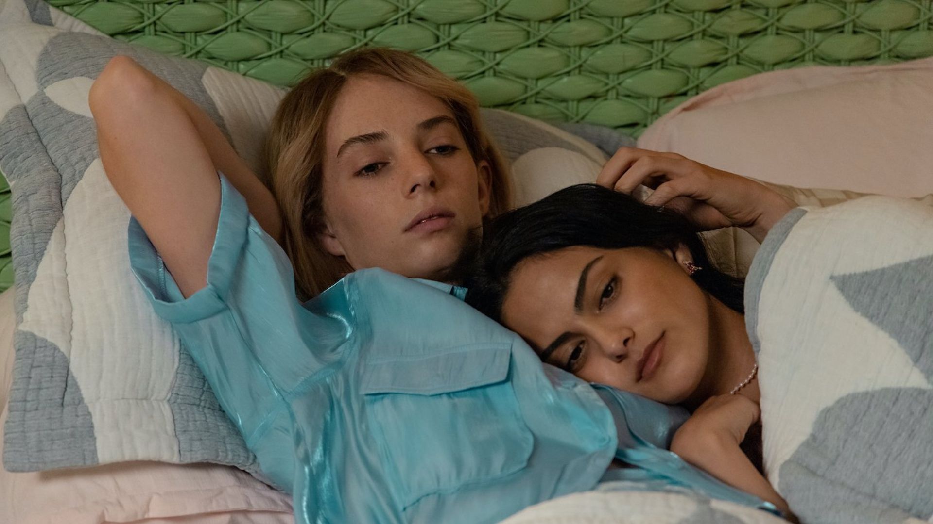 Justiceiras | Netflix revela trailer de filme estrelado por Maya Hawke e Camila Mendes