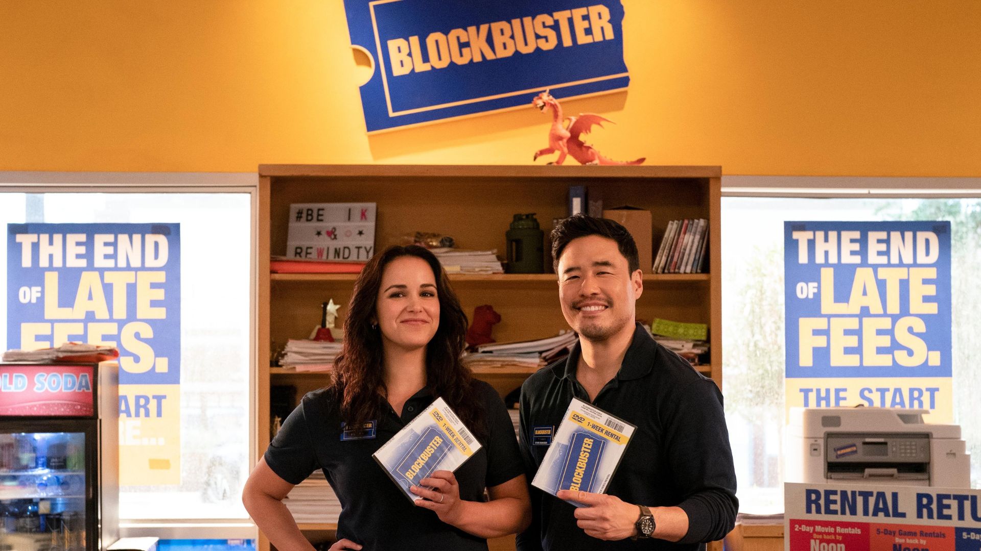 Blockbuster | Série da Netflix com Randall Park e Melissa Fumero ganha trailer