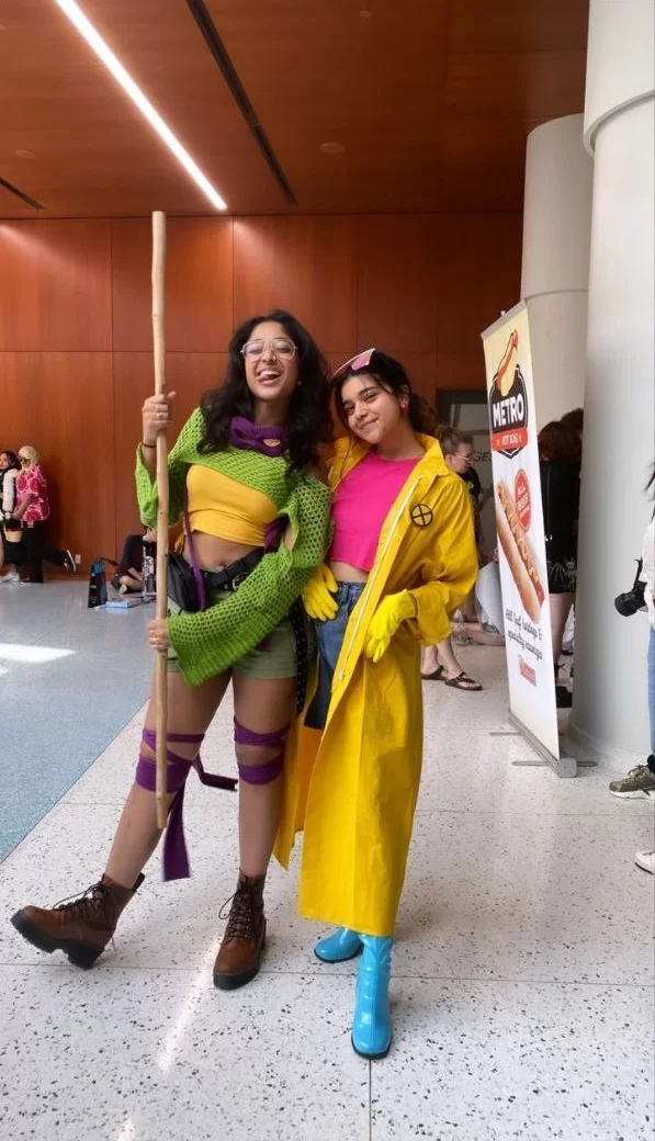 Iman Vellani e Maitreyi Ramakrishnan fazem cosplay de X-Men e Tartarugas Ninja