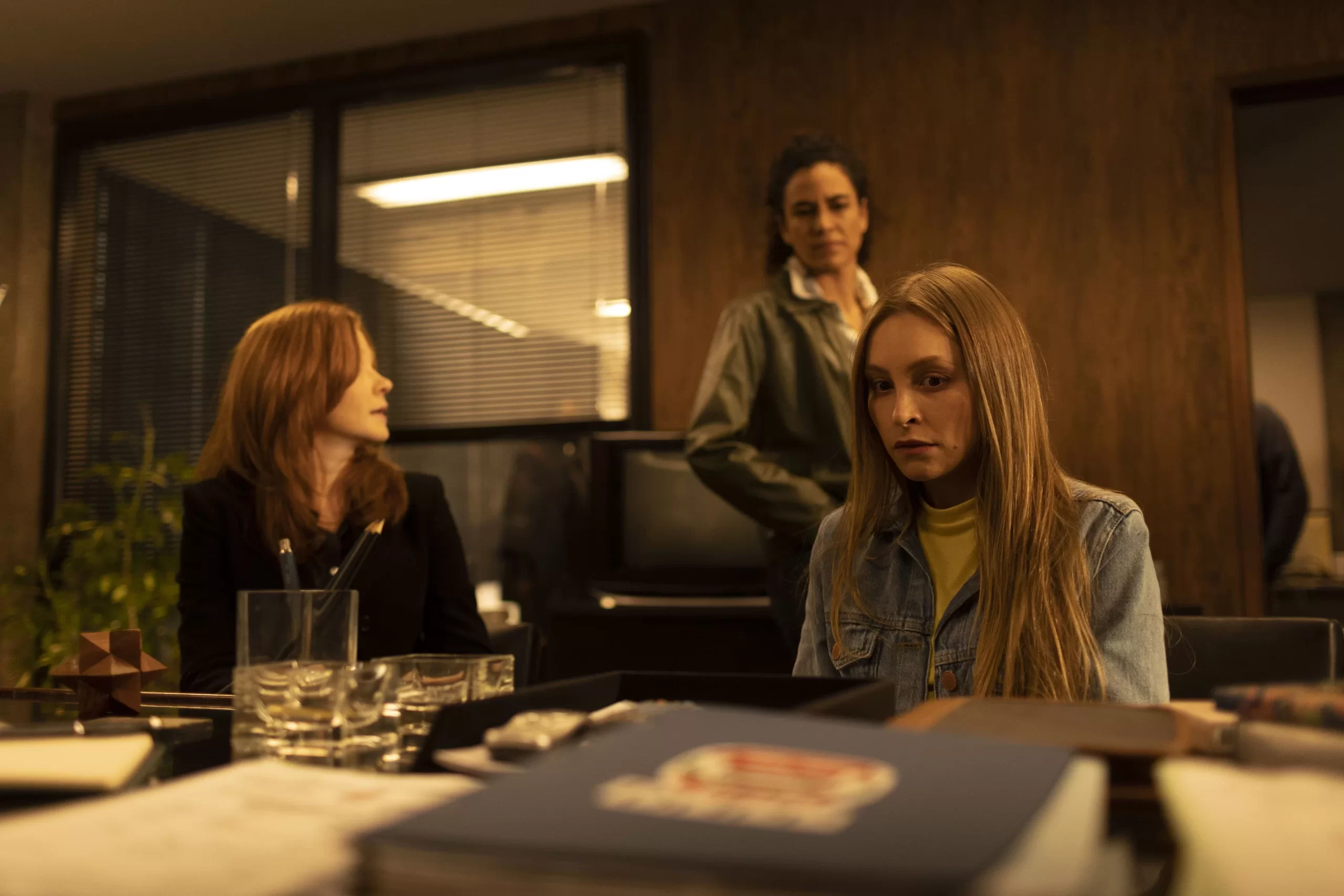 A Menina que Matou os Pais – A Confissão | Prime Video revela novas fotos da produção
