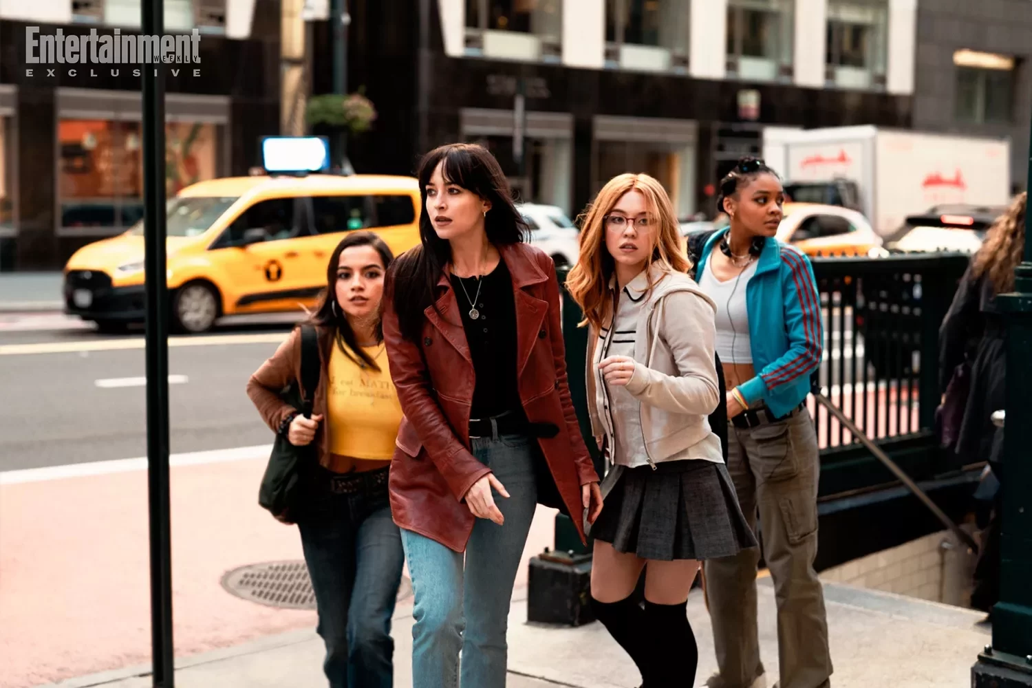 Madame Teia: confira as novas imagens do filme com Dakota Johnson e outras heroínas