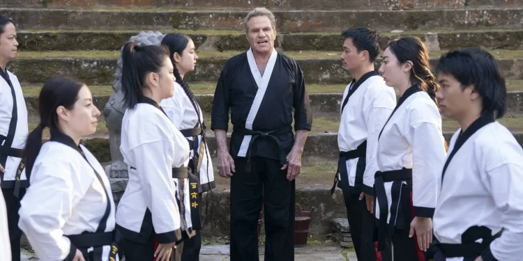 Cobra Kai: Mike Barnes Retorna para a Temporada Final e Prepara os Jovens Lutadores!