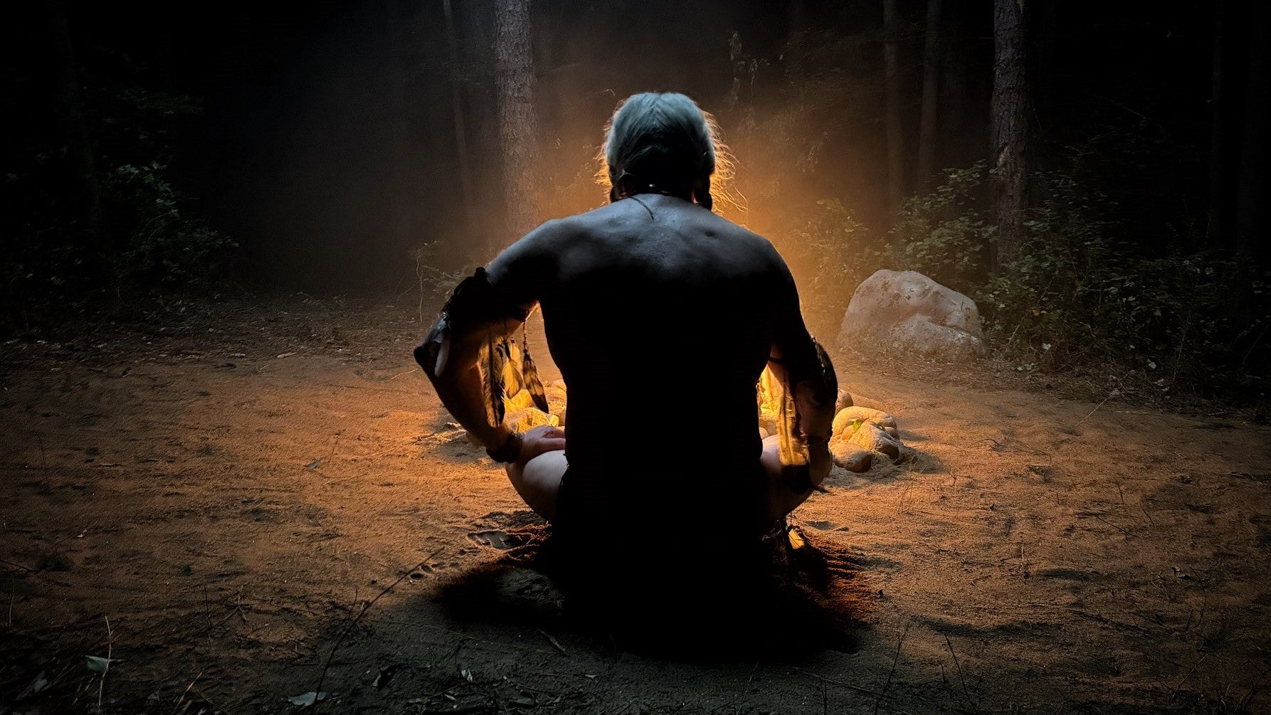 James Gunn Mostra Personagem Misterioso em Nova Foto de Pacificador