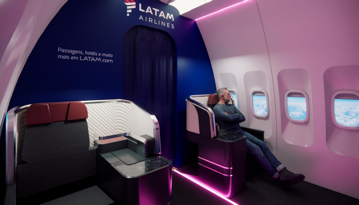 Experiência Destinos Encantados permite que o visitante assista a um filme com personagens da Disney em uma cabine executiva de avião enquanto é servido com snacks