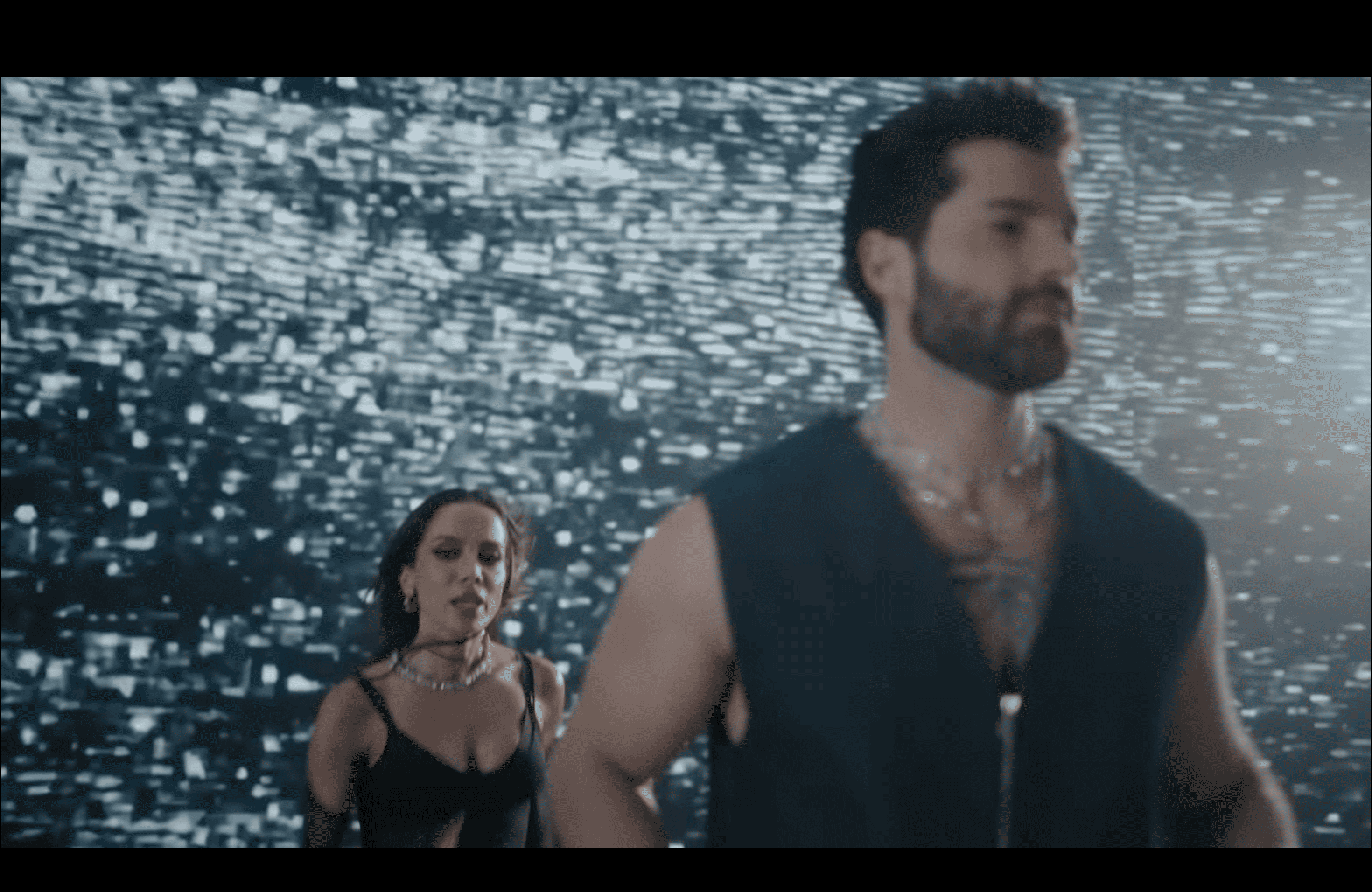 Novo clipe Looking for Love