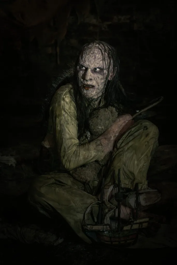 Capitão Gancho Sinistro Ganha Destaque em Novas Imagens do Terror de Peter Pan
