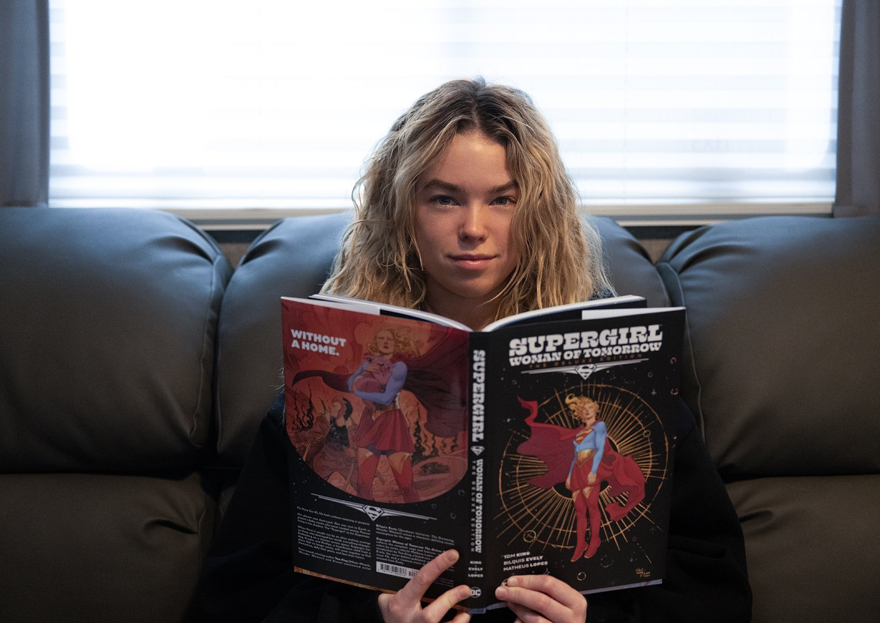 Supergirl: James Gunn Revela Nova Foto de Milly Alcock nos Bastidores!