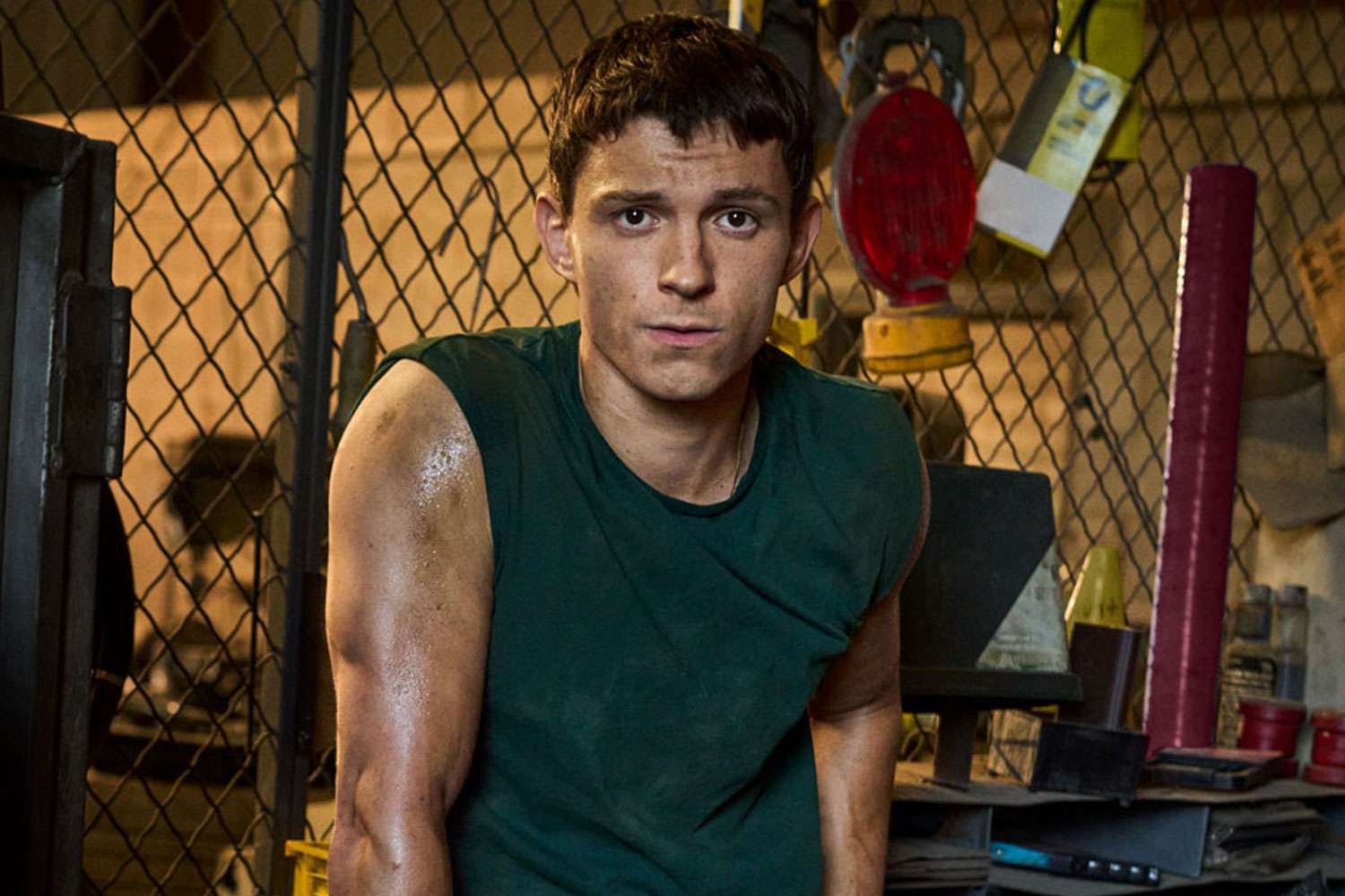 Tom Holland Veste Nova Armadura em Fotos de Bastidores de “A Odisseia”