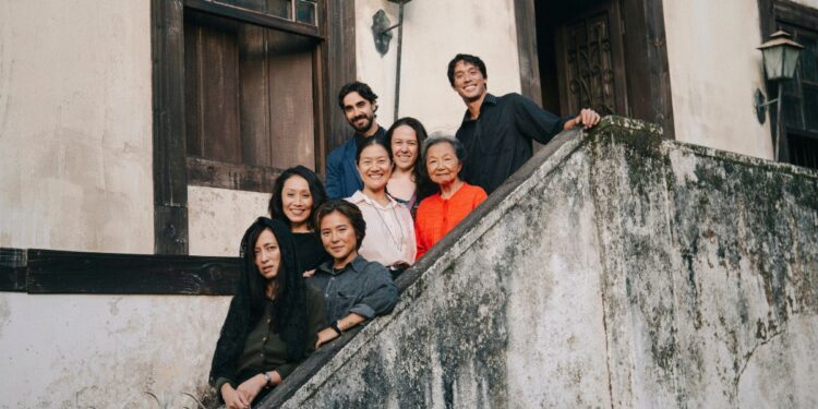 Gabriel Godoy, Pedro Yudi, Caroline Okoshi Fioratti (diretora), Miwa Yanagizawa, Kazue Akisue, Yohama Eshima, Vivi Ohno, Larissa Murai - crédito: Marina Vancini