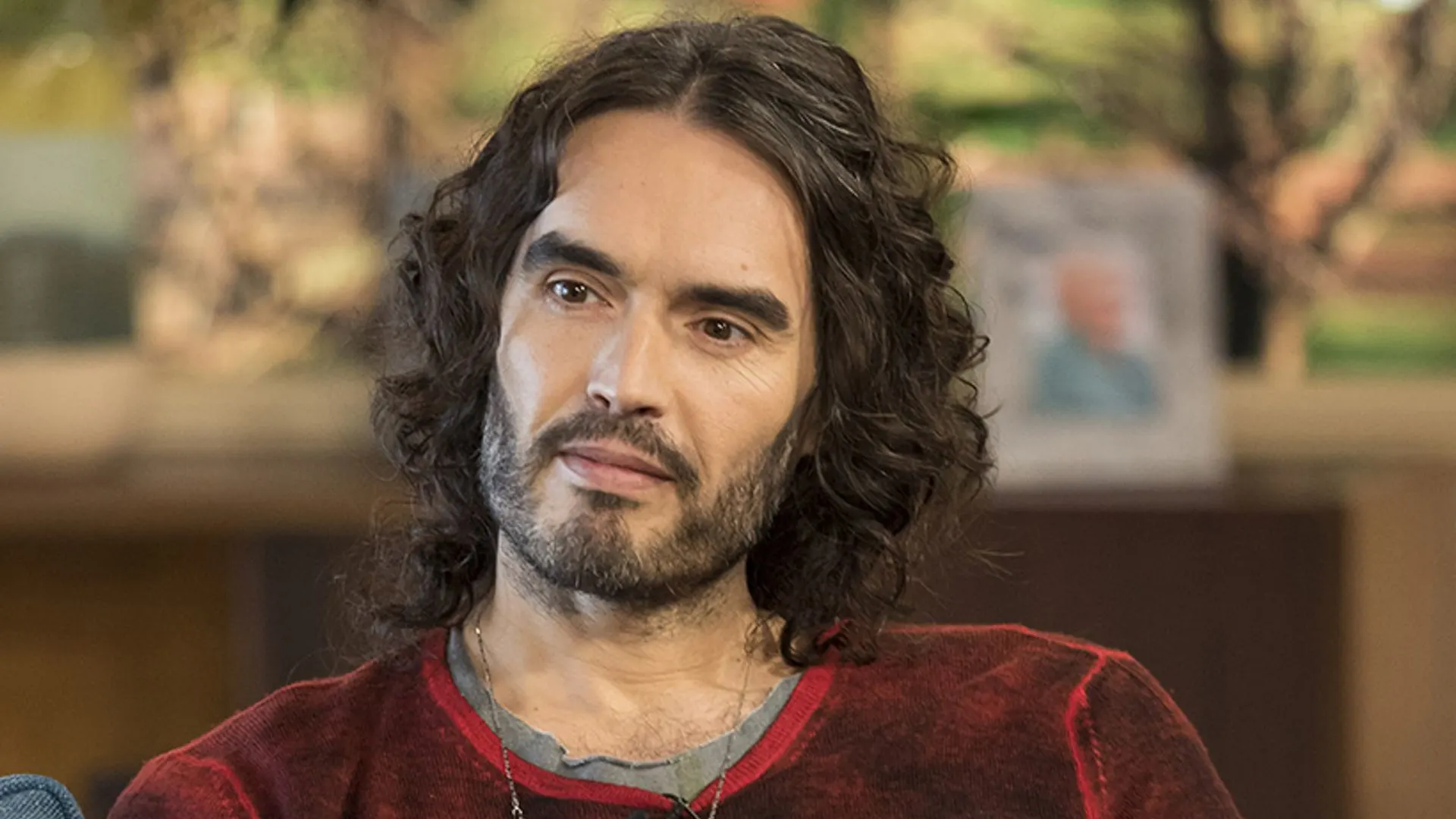 Russell Brand Enfrenta Acusações Graves: Comediante Declara-se Inocente em Caso de Assédio