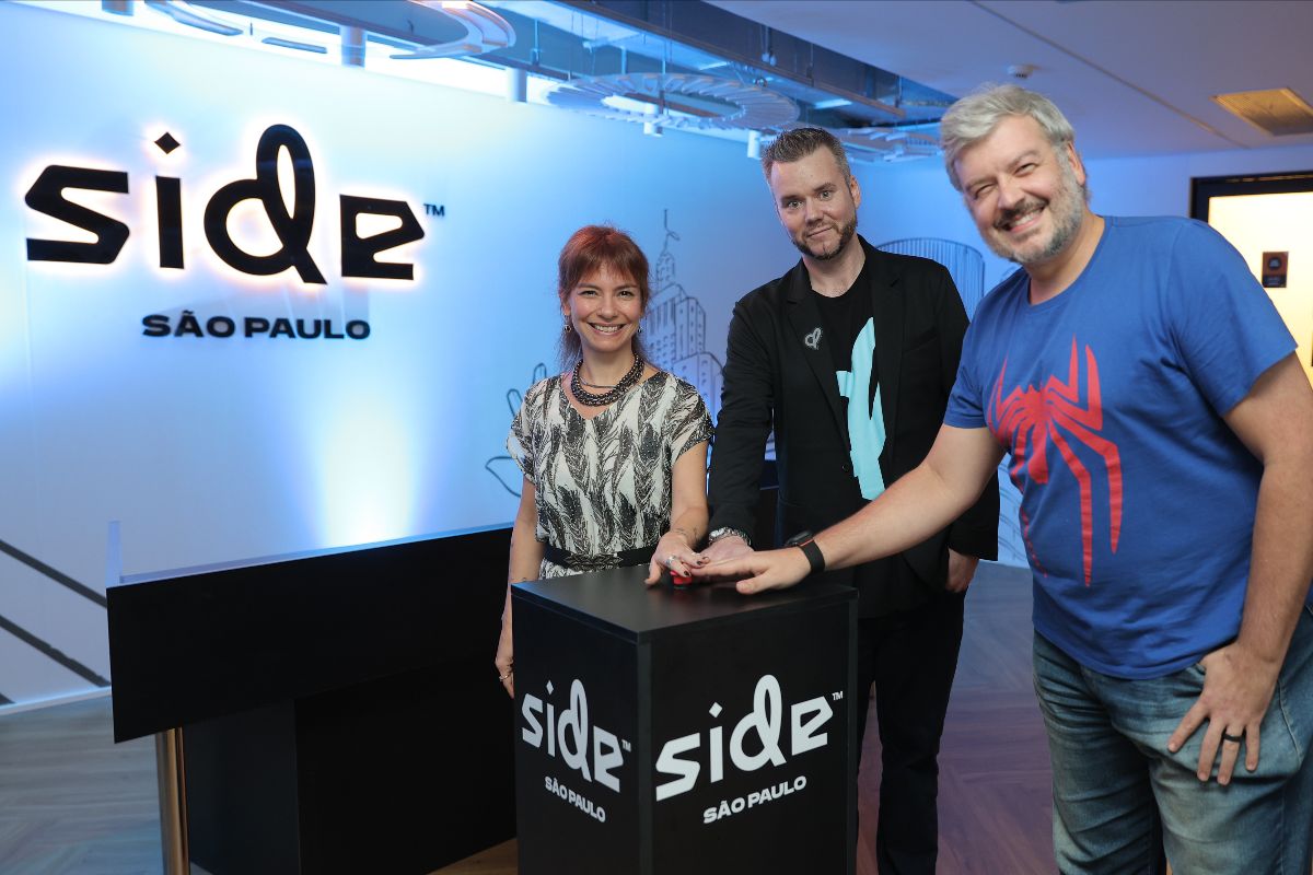 Martin McBride, CCO da Side, ao lado de Yayá Torre e Rodrigo Terra, da Abragames, na inauguração do estúdio em São Paulo