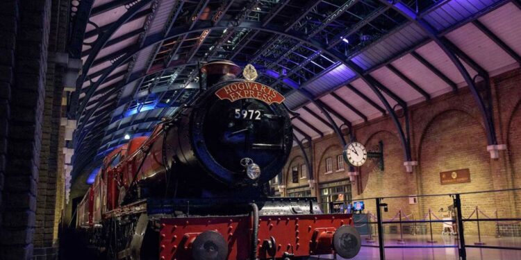 Primeiras imagens do set da série Harry Potter revelam detalhes mágicos como Plataforma 9 ¾!