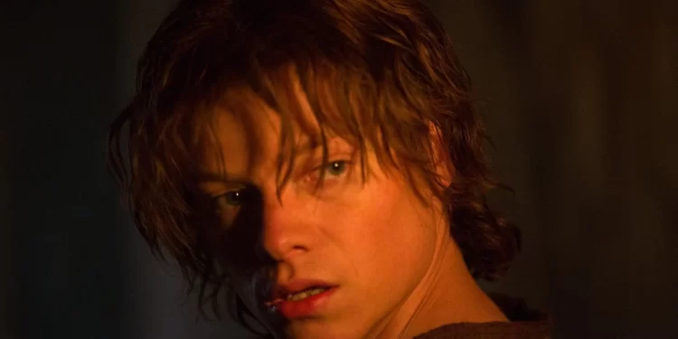 Cara de Barro | Filme do DCU terá Tom Rhys Harries no papel principal