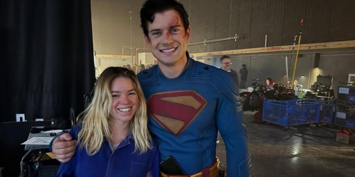 James Gunn publica foto de Superman e Supergirl juntos no set e agita fãs do novo DCU