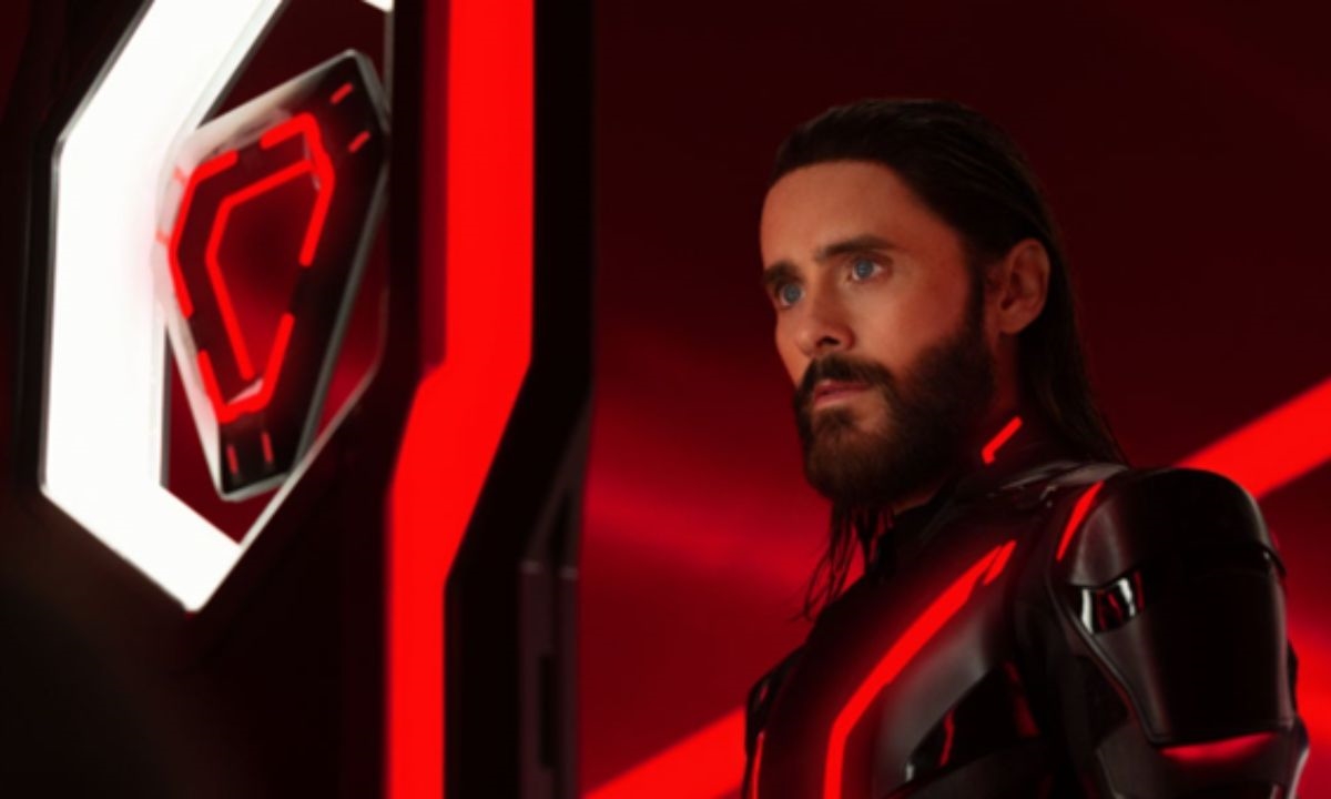 Tron: Ares – Jared Leto Aparece no Mundo Real em Novo Teaser