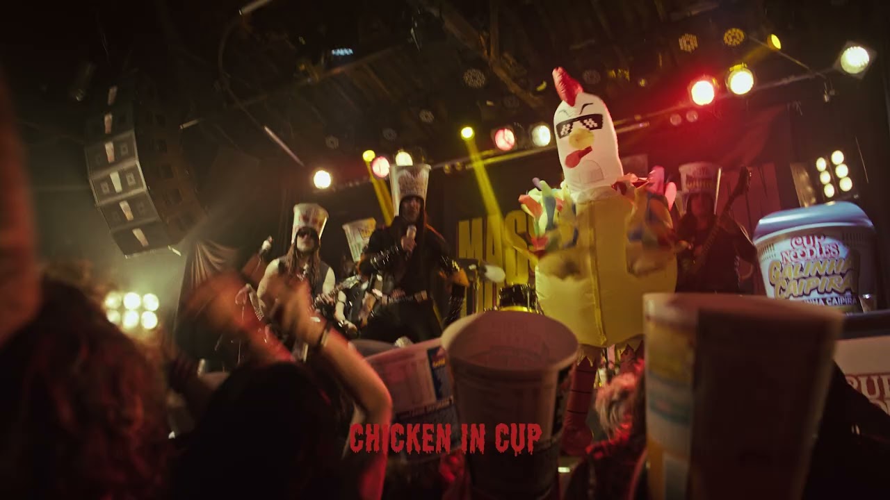 Massacration e Cup Noodles invadem The Town 2025 com humor, heavy metal e sabor galinha caipira