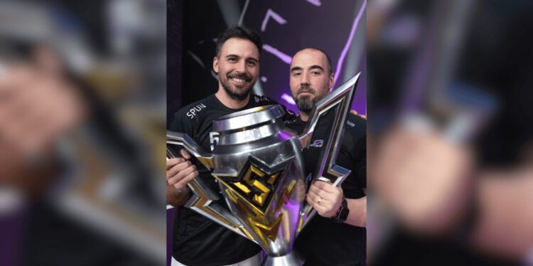 Kakavel e Buzz lado a lado após a conquista título no Free Fire World Series Brasil