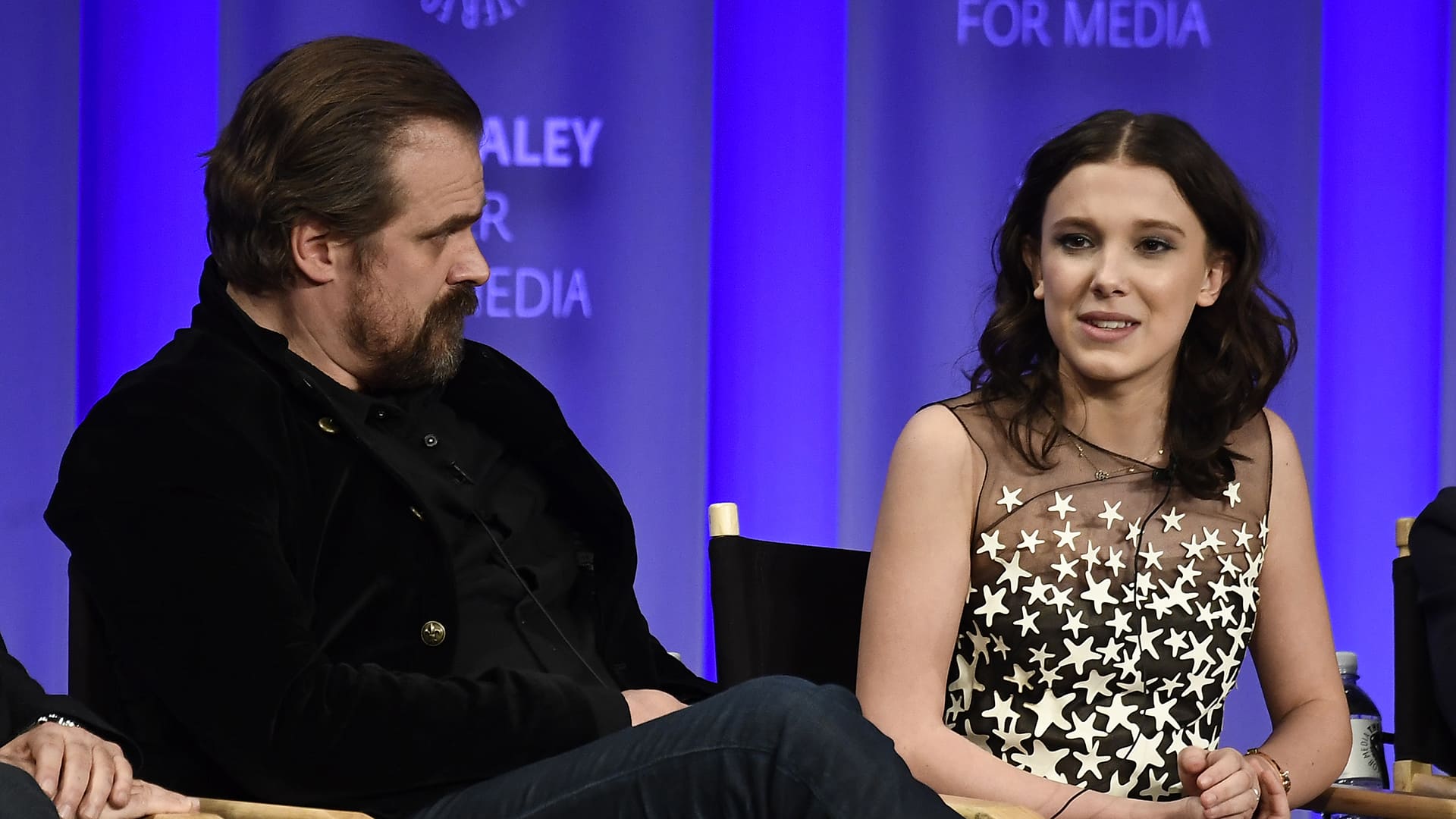 Millie Bobby Brown teria denunciado David Harbour por assédio moral, segundo tabloide britânico