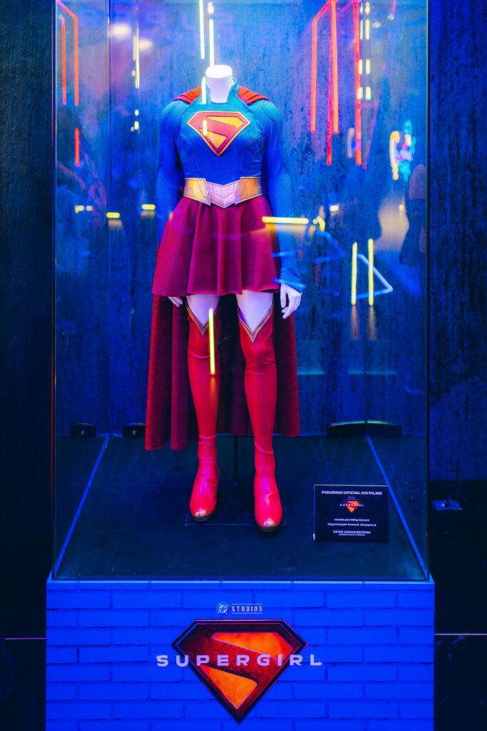 Warner na CCXP25: figurino original de Supergirl e ativações épicas de Mortal Kombat 2 e A Noiva!