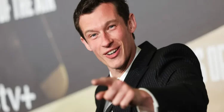 Novo James Bond será Callum Turner — e Dua Lipa pode brilhar na trilha sonora, diz jornal