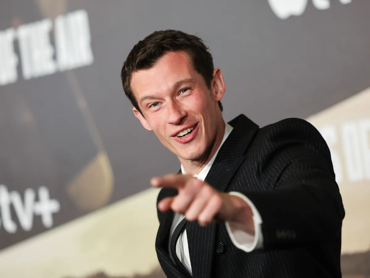 Novo James Bond será Callum Turner — e Dua Lipa pode brilhar na trilha sonora, diz jornal