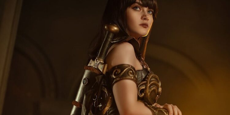 Anna Veber impressiona com cosplay épico de Xena, a Princesa Guerreira