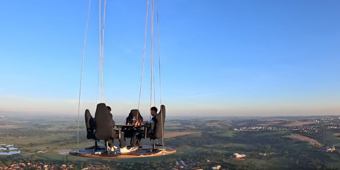 Alpha7 faz anúncio nas alturas de balão e impressiona o cenário