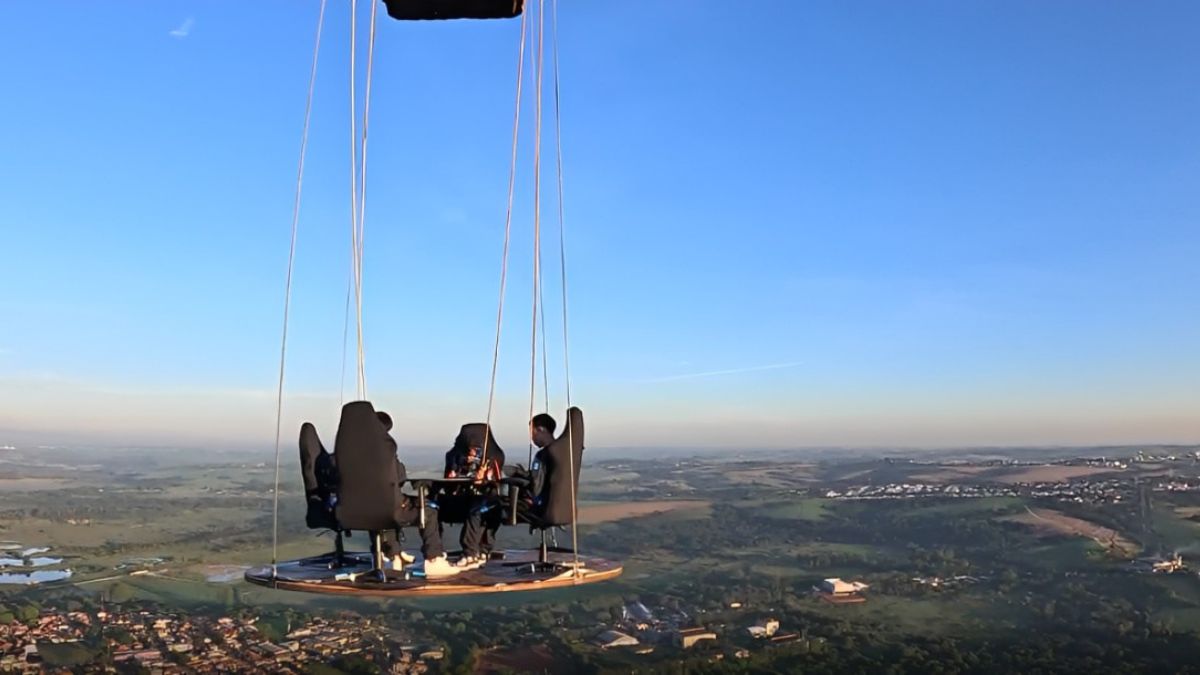 Alpha7 faz anúncio nas alturas de balão e impressiona o cenário
